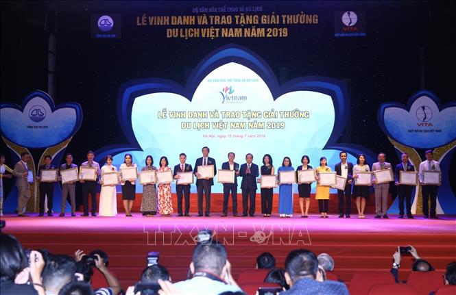 Trong ảnh: Trao giải Doanh nghiệp kinh doanh dịch vụ lữ hành quốc tế tốt nhất đón khách du lịch vào Việt Nam. Ảnh: Minh Quyết - TTXVN