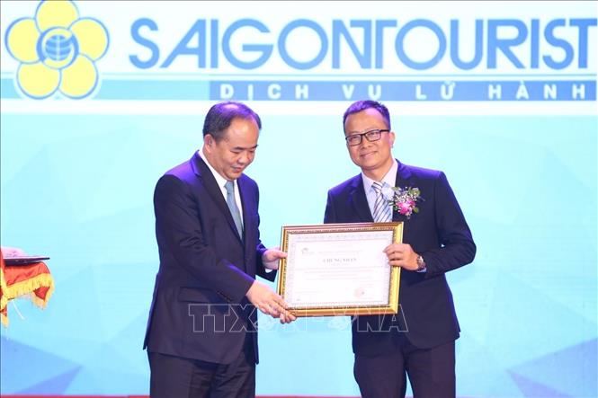 Trong ảnh: Đại diện Ban Tổ chức trao giải Doanh nghiệp kinh doanh dịch vụ lữ hành quốc tế tốt nhất đón khách du lịch vào Việt Nam. Ảnh: Minh Quyết - TTXVN