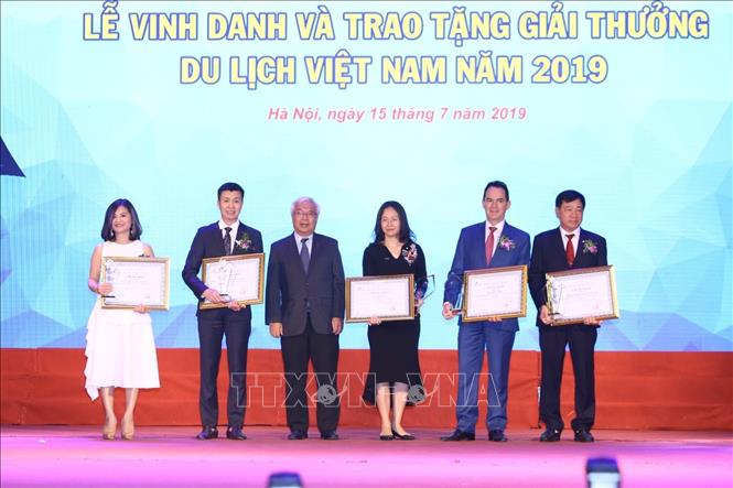 Trong ảnh: Ban tổ chức trao giải cho các doanh nghiệp thuộc lĩnh vực Nhà đầu tư vào du lịch hàng đầu Việt Nam. Ảnh: Minh Quyết - TTXVN