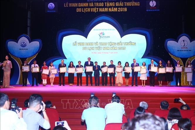 Trong ảnh: Bộ trưởng Bộ Văn hoá, Thể thao và Du lịch Nguyễn Ngọc Thiện trao giải lĩnh vực cơ sở lưu trú du lịch. Ảnh: Minh Quyết - TTXVN