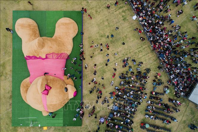Trong ảnh: Chú gấu bông khổng lồ được trưng bày tại Xonacatlan, Mexico ngày 28/4/2019. Ảnh: AFP/TTXVN