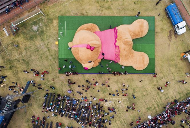 Trong ảnh: Chú gấu bông khổng lồ được trưng bày tại Xonacatlan, Mexico ngày 28/4/2019. Ảnh: AFP/TTXVN