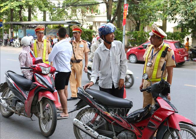 Trong ảnh: Cảnh sát giao thông tỉnh Bắc Ninh tiến hành kiểm tra người điều khiển xe mô tô trên đường Ngô Gia Tự, phường Suối Hoa, thành phố Bắc Ninh. Ảnh: Doãn Tấn - TTXVN