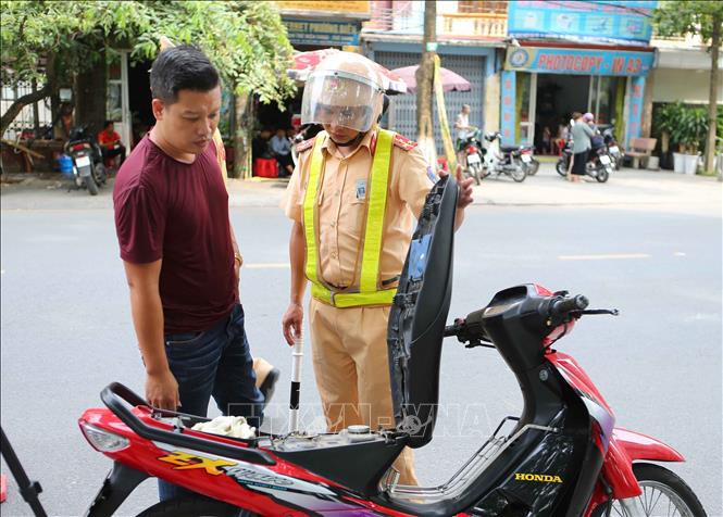 Trong ảnh: Cảnh sát giao thông tỉnh Bắc Ninh tiến hành kiểm tra người điều khiển xe mô tô trên đường Ngô Gia Tự, phường Suối Hoa, thành phố Bắc Ninh.. Ảnh: Doãn Tấn - TTXVN