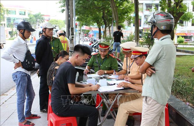 Trong ảnh: Cảnh sát giao thông tỉnh Bắc Ninh lập biên bản người điều khiển xe mô tô trên đường Ngô Gia Tự, phường Suối Hoa, thành phố Bắc Ninh. Ảnh: Doãn Tấn - TTXVN