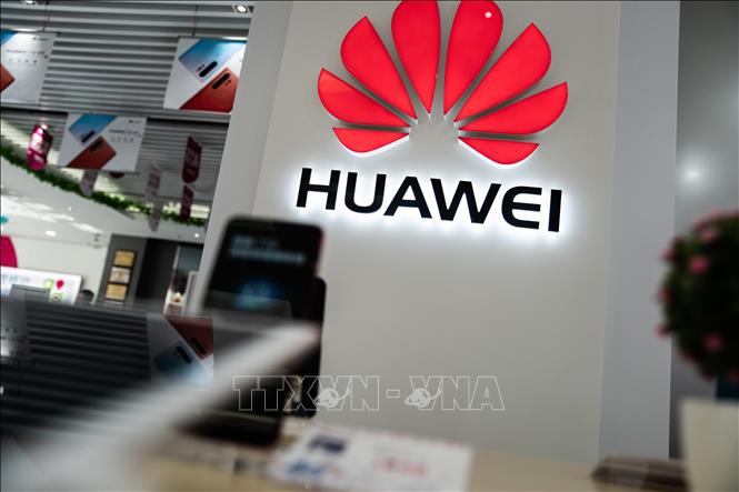 Trong ảnh: Biểu tượng Huawei tại một cửa hàng bán lẻ ở Bắc Kinh, Trung Quốc. Ảnh: AFP/TTXVN