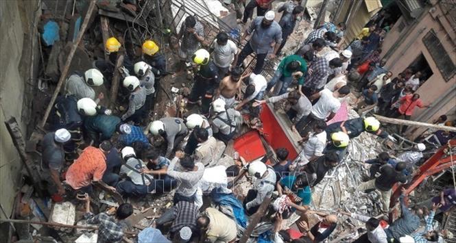 Trong ảnh: Lực lượng cứu hộ tìm kiếm nạn nhân bị mắc kẹt dưới đống đổ nát của tòa nhà bị sập ở Mumbai, Ấn Độ ngày 16/7/2019. Ảnh: India Today/TTXVN