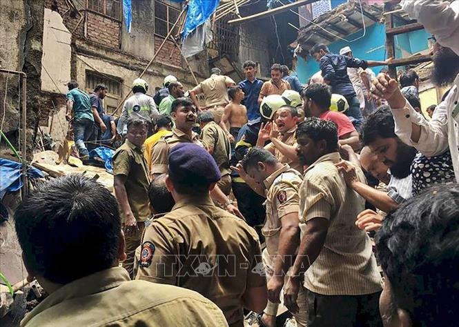 Trong ảnh: Lực lượng cứu hộ tìm kiếm nạn nhân bị mắc kẹt dưới đống đổ nát của tòa nhà bị sập ở Mumbai, Ấn Độ ngày 16/7/2019. Ảnh: India Express/TTXVN