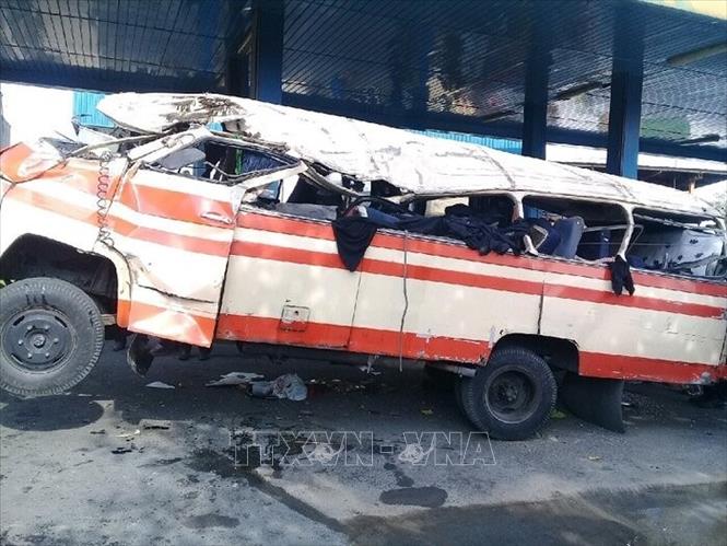 Trong ảnh: Chiếc xe buýt bị hư hại nghiêm trọng sau vụ tại nạn tại tỉnh Isfahan, miền Trung Iran ngày 16/7/2019. Ảnh: IRNA/TTXVN