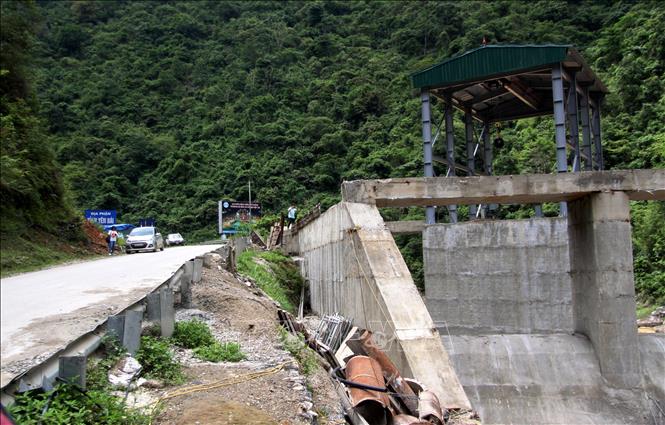 Trong ảnh: Đập của công trình thủy điện Mường Kim II xây dựng vi phạm hành lang giao thông bị Thanh tra giao thông lập biên bản và xử phạt hành chính. Ảnh: Việt Hoàng - TTXVN