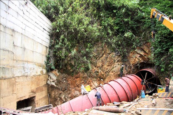 Trong ảnh: Công trình thủy điện Mường Kim II tự ý khoan hầm dẫn nước qua đường Quốc lộ 32 khi chưa có quyết định cho phép của cơ quan chức năng. Ảnh: Việt Hoàng - TTXVN