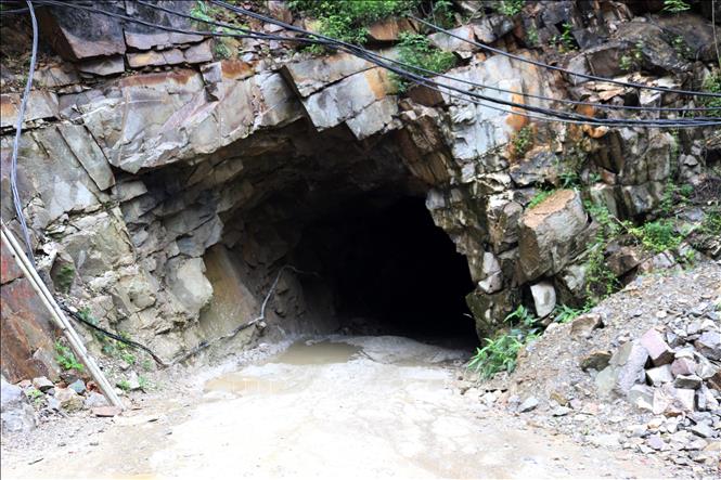 Trong ảnh: Chủ đầu tư thi công nổ mìn mở đường hầm dẫn nước của thủy điện Mường Kim II làm nứt nhiều nhà dân ở bản Ngã Ba, xã Mường Kim (Than Uyên). Ảnh: Việt Hoàng - TTXVN