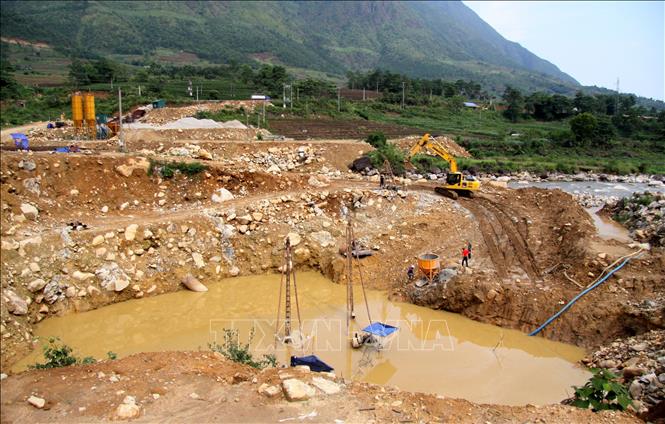 Trong ảnh: Mặc dù chưa được giao đất hơn 12 ha nhưng chủ đầu tư của Dự án thủy điện Chu Va 2 vẫn tự ý xây dựng công trình. Ảnh: Việt Hoàng - TTXVN