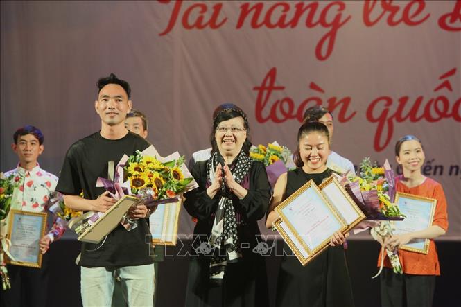 Trong ảnh: Ban Tổ chức trao giải Nhì cho 2 biên đạo Tạ Xuân Chiến và Hoàng Thị Nguyệt. Ảnh: Thành Đạt - TTXVN