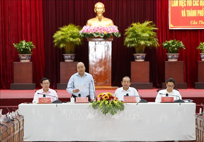 Photo: Prime Minister Nguyen Xuan Phuc speaks at the working session. VNA Photo: Dương Giang