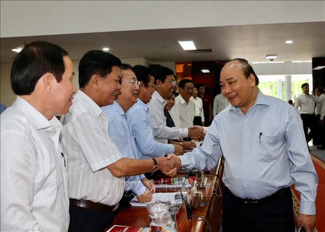 Photo: Prime Minister Nguyen Xuan Phuc with delegates at the working session. VNA Photo: Dương Giang