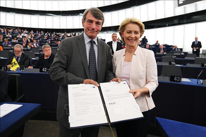 Trong ảnh: Chủ tịch Nghị viện châu Âu David-Maria Sassoli (trái) chúc mừng tân Chủ tịch Ủy ban châu Âu (EC) Ursula von der Leyen (phải) vừa đắc cử tại trụ sở Nghị viện châu Âu ở Strasbourg, Pháp ngày 16/7/2019. Ảnh: AFP/TTXVN