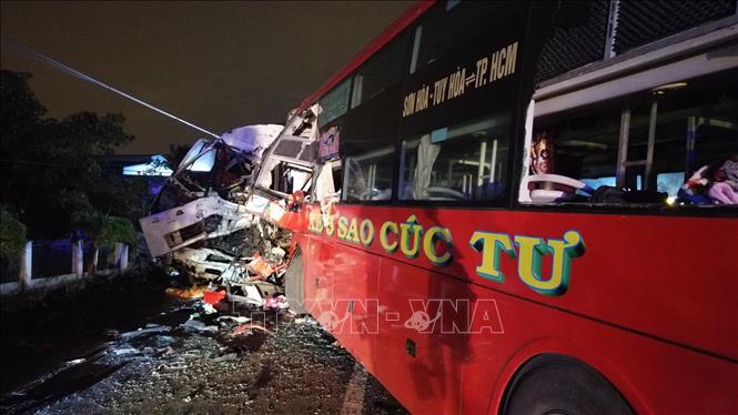 Trong ảnh: Chiếc xe khách giường nằm mang biển kiểm soát 78B-001.26 của tỉnh Phú Yên tại hiện trường vụ tai nạn. Ảnh: Nguyễn Thanh - TTXVN
 
