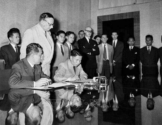 Trong ảnh: Ngày 20/7/1954, Thứ trưởng Bộ Quốc phòng Tạ Quang Bửu thay mặt Chính phủ và Bộ Tổng tư lệnh Quân đội nhân dân Việt Nam ký Hiệp định đình chiến ở Việt Nam. Ngay sau đó, Hiệp định đình chiến ở Lào và Campuchia cũng được ký kết. Ảnh: Tư liệu TTXVN 