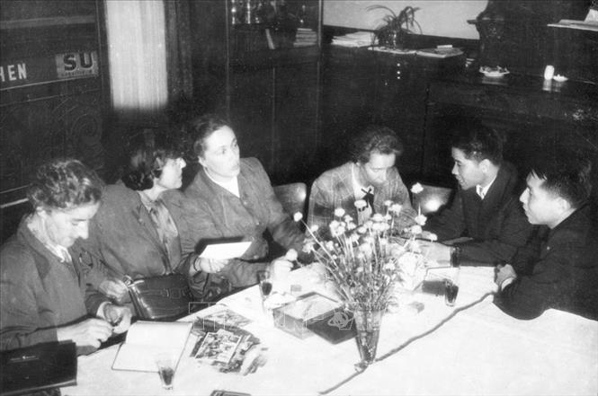 Trong ảnh: Phái đoàn phụ nữ Thụy Sĩ gặp Phái đoàn Việt Nam tại Trụ sở Liên hợp quốc ở Geneva (1954), bày tỏ tình hữu nghị và tinh thần đoàn kết đấu tranh cho hòa bình tại Việt Nam. Ảnh: Tư liệu TTXVN 