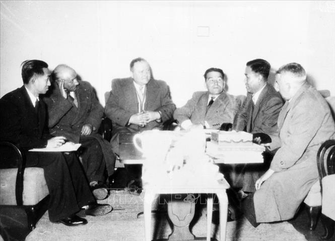 Trong ảnh: Đoàn đại biểu Ủy ban Hòa bình toàn nước Pháp gặp Phái đoàn Việt Nam tại Trụ sở Liên hợp quốc ở Geneva (1954), bày tỏ tình hữu nghị và tinh thần đoàn kết đấu tranh cho hòa bình của Việt Nam. Ảnh: Tư liệu TTXVN 