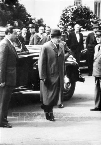 Trong ảnh: Bộ trưởng Ngoại giao Liên Xô Vyacheslav Molotov đến Trụ sở Liên hiệp quốc ở Geneva (Thụy Sĩ) để tham dự Hội nghị Genève về Đông Dương, khai mạc ngày 8/5/1954. Ảnh: Tư liệu TTXVN
	