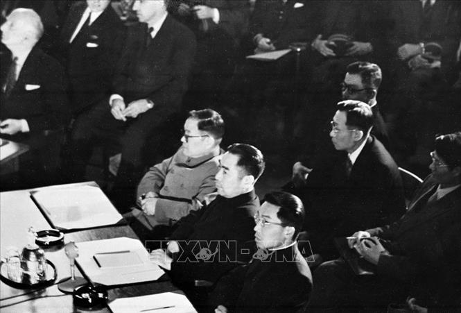 Ngày 8/5/1954, tin về kết quả Chiến dịch Điện Biên Phủ được truyền đến Geneva. Sáng sớm 8/5/1954, vấn đề Đông Dương chính thức được đưa lên bàn đàm phán. Trong ảnh: Phái đoàn Trung Quốc do Thủ tướng Chu Ân Lai (giữa) dẫn đầu, tại Phiên khai mạc Hội nghị Geneva về Đông Dương, ngày 8/5/1954. Ảnh: Tư liệu TTXVN