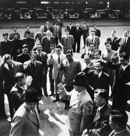 Hội nghị Geneva khai mạc ngày 26/4/1954 với mục đích ban đầu là bàn về khôi phục hòa bình tại Triều Tiên và Đông Dương. Tuy nhiên, do vấn đề Triều Tiên không có kết quả, nên từ ngày 8/5/1954, hội nghị Geneva chuyển sang bàn về vấn đề Đông Dương. Trong ảnh: Buổi tiễn Ngoại trưởng Triều Tiên Nam Nhật tại sân bay Geneva, Thụy Sĩ (1954). Ảnh: Tư liệu TTXVN