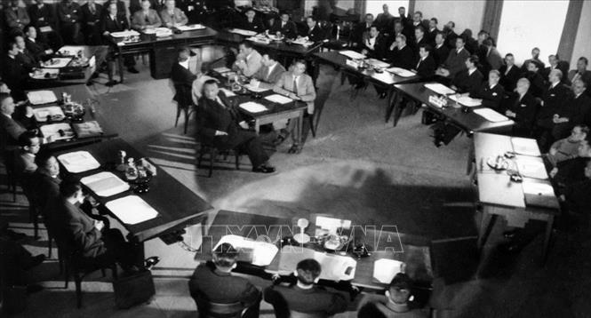 Ngày 8/5/1954, tin về kết quả Chiến dịch Điện Biên Phủ được truyền đến Geneva. Sáng sớm 8/5/1954, vấn đề Đông Dương chính thức được đưa lên bàn đàm phán. Trong ảnh: Quang cảnh Phiên khai mạc Hội nghị Geneva về Đông Dương, ngày 8/5/1954. Ảnh: Tư liệu TTXVN
