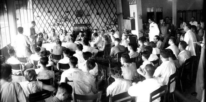 Trong ảnh: Cuộc họp báo của Ủy ban quốc tế kiểm tra và giám sát đình chiến ở Việt Nam tại khách sạn Cát Bi (Hải Phòng) vào 14g30 chiều 13/5/1955 để thông báo về việc thực hiện Hiệp định Geneva trong thời gian 300 ngày trước đó. Ảnh: Tư liệu TTXVN
