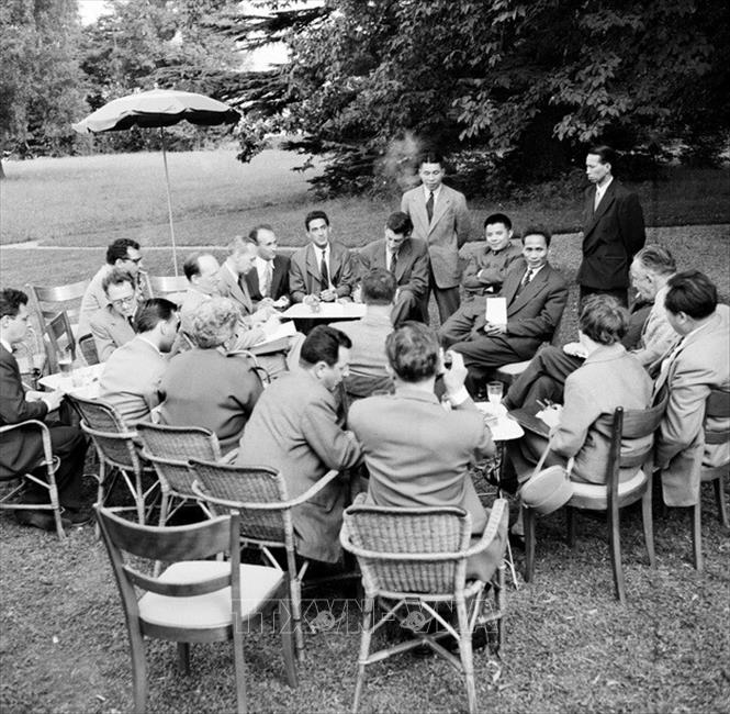 Trong ảnh: Ngày 19/7/1954, Phó Thủ tướng Phạm Văn Đồng họp báo tại Trụ sở Phái đoàn Việt Nam ở Liên hợp quốc (Geneva, Thụy Sĩ) để thông báo về vấn đề thống nhất Việt Nam. Ảnh: Tư liệu TTXVN
