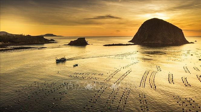 Photo: Golden dawn over Yen islet. VNA Photo: Trọng Đạt 