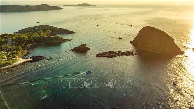 Photo: Golden dawn over Yen islet in An Hoa commune, Tuy An district, Phu Yen province. VNA Photo: Trọng Đạt 