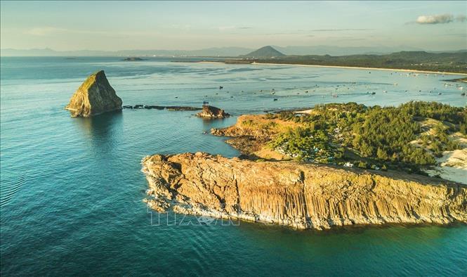 Photo: High contrast between golden islets and turquoise blue ocean at dawn at Yen islet. VNA Photo: Trọng Đạt 