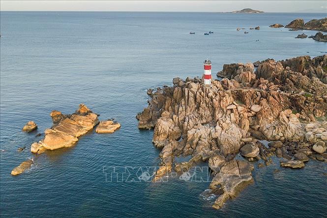 Photo: The lighthouse of Den cliff helps navigate maritime activities in Xuan Dai and Chao bays and is about 30km from Tuy Hoa city, Phu Yen province. VNA Photo: Trọng Đạt