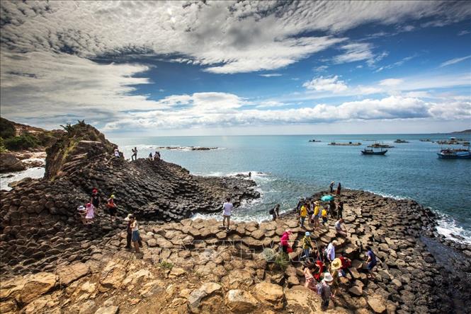 Photo: Ghenh Da Dia is one of the most popular destinations for visitors to Phu Yen province. Formed by volcanic eruptions from millions of years ago, the rocky shore of Ghenh Da Dia has unique shapes of round, hexagon, pentagon and polygon. VNA Photo: Trọng Đạt 