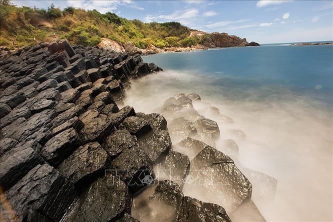 Photo: Ghenh Da Dia is the symbol of Phu Yen province. From afar, the rocky shore resembles a gigantic natural beehive because of its hexagonal rocks on the surface and tall columns. VNA Photo: Trọng Đạt 