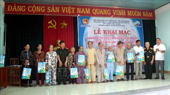 Trong ảnh: Đoàn tặng quà cho các hộ gia đình có hoàn cảnh khó khăn trên địa bàn huyện Triệu Phong (Quảng Trị). Ảnh: Trịnh Bang Nhiệm - TTXVN