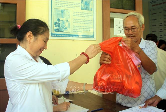 Trong ảnh: Tặng quà cho người bệnh. Ảnh: Trịnh Bang Nhiệm - TTXVN