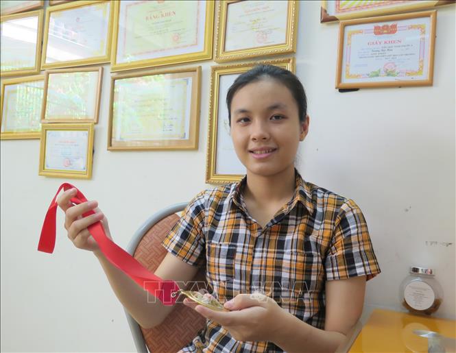 Trong ảnh: Em Trương Bảo Ngọc với chiếc Huy chương Vàng Olympic truyền thống 30/4 môn Hóa học, khi em là học sinh lớp 11 Hóa, Trường THPT chuyên Lê Quý Đôn. Ảnh: Phan Sáu - TTXVN                                                  