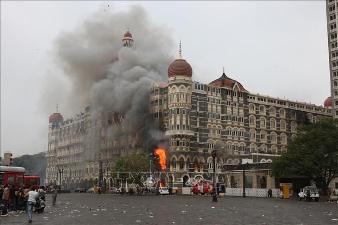 Trong ảnh (tư liệu): Lính cứu hỏa Ấn Độ dập lửa khách sạn The Taj Mahal ở Mumbai sau một vụ tấn công khủng bố tháng 11/2008. Ảnh: AFP/TTXVN
