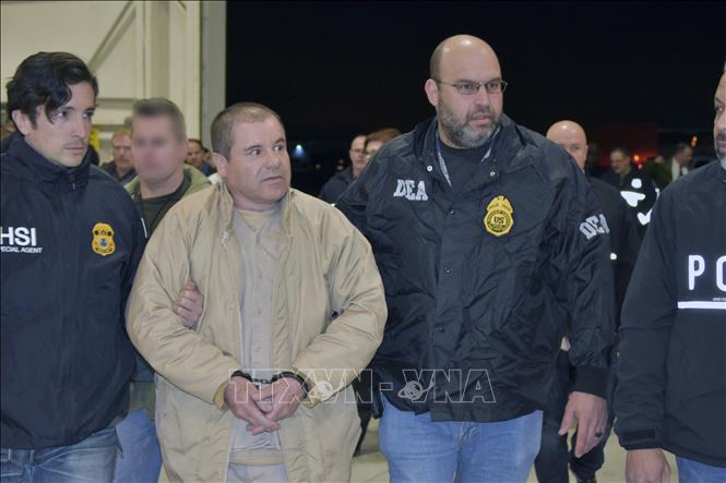 Trong ảnh (tư liệu): Trùm ma túy Mexico Joaquin “El Chapo” Guzman bị lực lượng chức năng dẫn độ sang Mỹ xét xử ngày 19/2/2019. Ảnh: AFP/TTXVN