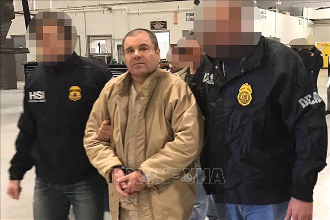 Trong ảnh (tư liệu): Trùm ma túy Mexico Joaquin “El Chapo” Guzman (giữa) bị lực lượng chức năng dẫn độ sang Mỹ xét xử ngày 19/2/2019. Ảnh: AFP/TTXVN