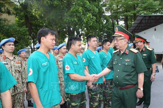 Trong ảnh: Thượng tướng Nguyễn Chí Vịnh, Thứ trưởng Bộ Quốc phòng động viên cán bộ, chiến sĩ Bệnh viện dã chiến cấp 2 số 2. Ảnh: Dương Giang - TTXVN
