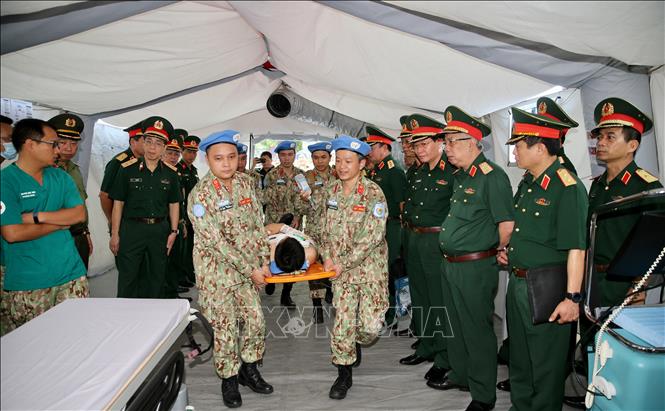 Trong ảnh: Thượng tướng Nguyễn Chí Vịnh, Thứ trưởng Bộ Quốc phòng kiểm tra công tác chuẩn bị Bệnh viện dã chiến cấp 2 số 2. Ảnh: Dương Giang - TTXVN