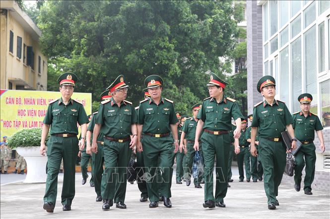 Trong ảnh: Thượng tướng Nguyễn Chí Vịnh, Thứ trưởng Bộ Quốc phòng thăm và kiểm tra công tác chuẩn bị Bệnh viện dã chiến cấp 2 số 2. Ảnh: Dương Giang - TTXVN