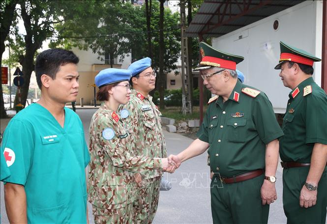 Trong ảnh: Thượng tướng Nguyễn Chí Vịnh, Thứ trưởng Bộ Quốc phòng động viên cán bộ, chiến sĩ Bệnh viện dã chiến cấp 2 số 2. Ảnh: Dương Giang - TTXVN