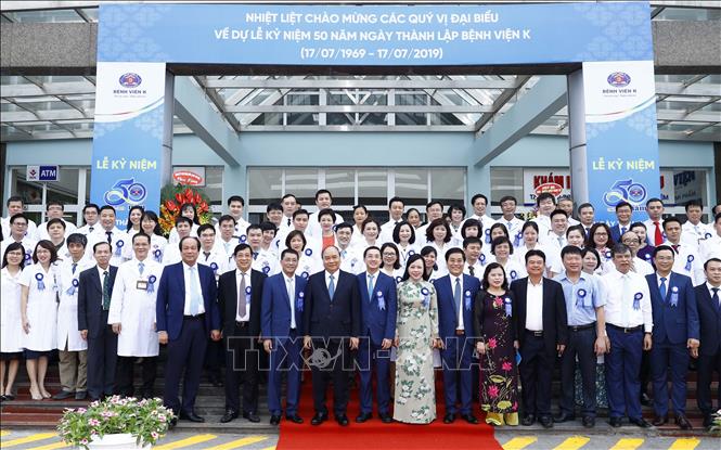 Trong ảnh: Thủ tướng Nguyễn Xuân Phúc với các đại biểu tham dự lễ kỷ niệm. Ảnh: Thống Nhất – TTXVN 