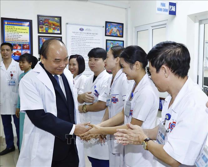 Trong ảnh: Thủ tướng Nguyễn Xuân Phúc với các cán bộ, nhân viên y tế Bệnh viện K Trung ương. Ảnh: Thống Nhất – TTXVN 