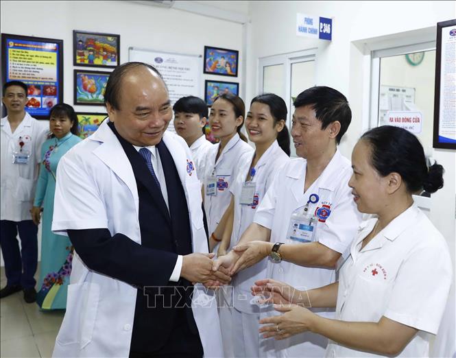 Trong ảnh: Thủ tướng Nguyễn Xuân Phúc với các cán bộ, nhân viên y tế Bệnh viện K Trung ương. Ảnh: Thống Nhất – TTXVN